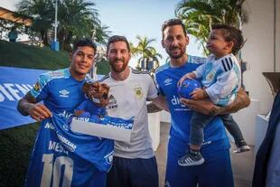 Messi, acompañado por Lucas Romero y Ariel Cabral, con los regalos para los demás integrantes de la familia Messi