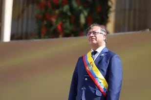 En un día histórico llegó la izquierda al gobierno de Colombia: asumió Gustavo Petro