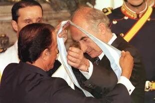 Carlos Menem le entrega la banda presidencial a Fernando De la Rúa en 1999