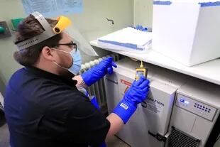 Un técnico en farmacia del Croydon Health Services recibe el primer lote de vacunas Covi-19 en el Hospital de la Universidad de Croydon en el sur de Londres, el 5 de diciembre de 2020.