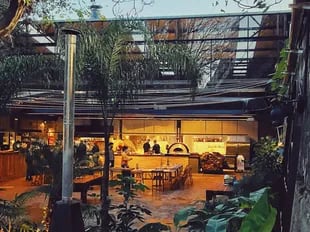 El restaurante, con capacidad para 120 personas, tiene un jardín amplio y una cocina abierta; suele haber fila para entrar