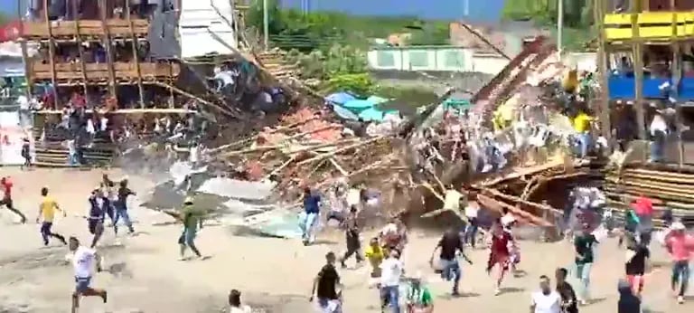 Il catastrofico crollo di una piattaforma dell’arena in Colombia: almeno quattro morti e decine di feriti
