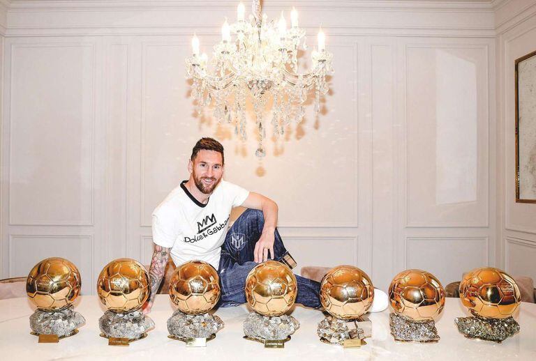 Messi, en la producción de France Football y su increíble colección de trofeos