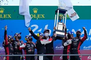 Mike Conway, Kamui Kobayashi y José María Pechito López levantan el trofeo tras ganar las 24 horas de Le Mans