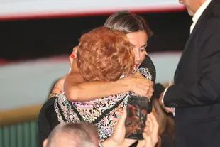 La Reina Letizia abraza a una mujer durante el acto de clausura de la XIV Convocatoria de Proyectos Sociales "Euros de tu Nómina" en Madrid (España). FOTO/Antonio Gutiérrez - Europa Press