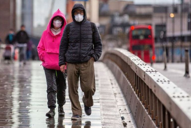 Compte tenu de l'émergence de la nouvelle variante Omigron, le Royaume-Uni a de nouveau imposé des restrictions sur l'utilisation du masque dans les transports publics et le commerce.