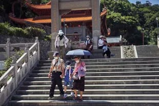 Turistas en un templo de las islas Matsu de Taiwán, un archipiélago cercano a la China continental, el 4 de agosto de 2022.