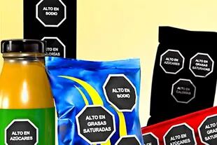 El método propuesto es una etiqueta en forma de octágono negro, visible en el packaging del alimento o bebida a consumir