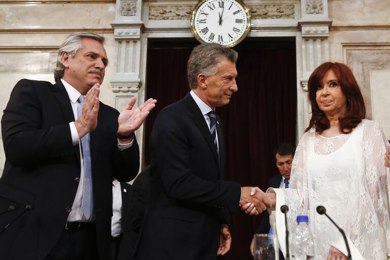 Cristina Kirchner saluda a Mauricio Macri, el 10 de dicembre de 2019, cuando ALberto fernández asumió con Presidente de la Argentina