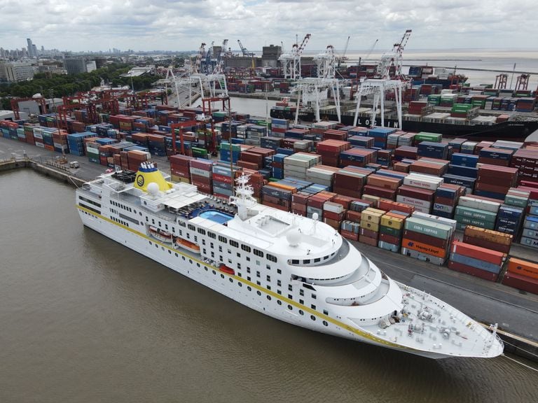 El crucero Hamburg, proveniente de Cabo Verde, amarrado en el puerto de Buenos Aires