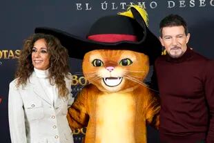 El actor Antonio Banderas y la cantante española Rosario Flores en plena presentación de El gato con botas en Madrid, film al que le dieron voz