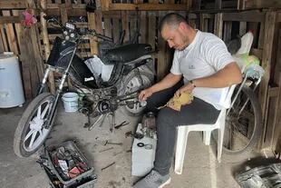 Mariano arregla la moto con la que va a su trabajo en la construcción y lleva a Jazmín a la escuela