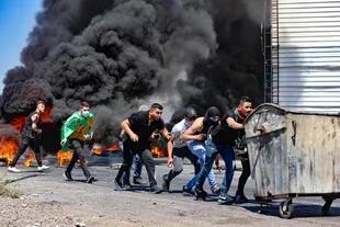 Jóvenes palestinos chocan con el Ejército israelí en Nablus, en el norte de Cisjordania