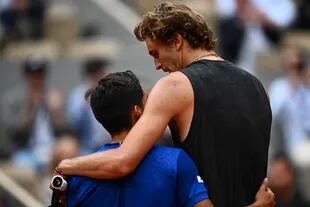 El saludo de Alexander Zverev a Sebastián Báez tras vencerlo (7-5 en el quinto set) en la segunda ronda de Roland Garros.