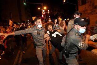 Agentes de policía disuelven una manifestación contra Netanyahu, en agosto pasado
