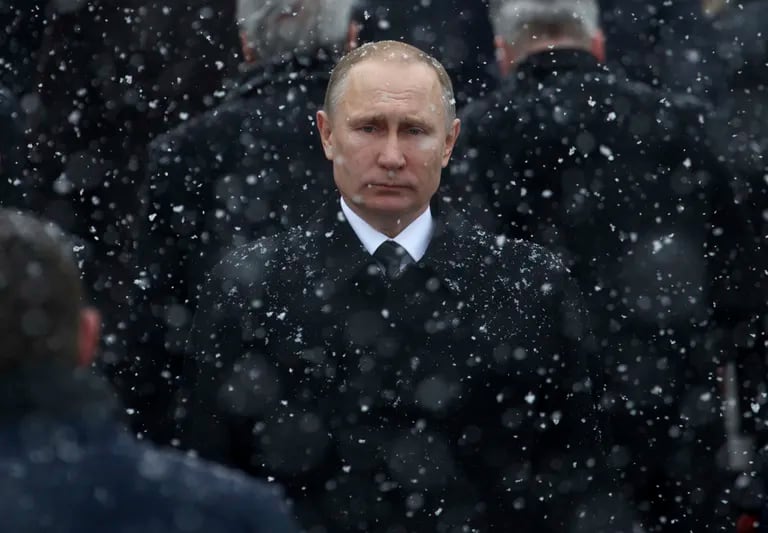 Vladimir Putin ha visitato la città ucraina di Mariupol, occupata dalle forze russe da quasi un anno