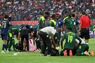 Josimar Vozinha y Sadio Mané son atendidos tras el choque de cabezas durante el partido entre Senegal y Cabo Verde por la Copa de Naciones de África.