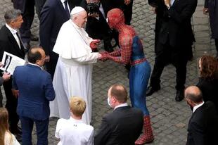 El papa Francisco saluda a Mattia Villardita, un joven disfrazado de Spider-Man que hace sonreír a los niños en las salas de pediatría de los hospitales, durante su audiencia general en el patio de San Damaso