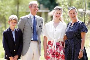 El príncipe Eduardo, su mujer y sus hijos, Luisa y James, durante una visita al zoológico de Bristol en julio de 2019. 