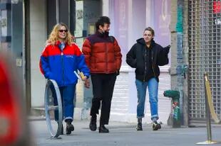Kristen Stewart pasea acompañada por las calles de Manhattan.
