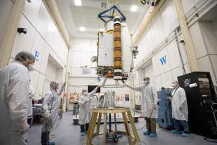 Mitglieder der DART-Crew installierten im Juni das einzige Instrument des Raumfahrzeugs, die Verfolgungskamera Didymos Asteroid and Optical Navigation (Draco).