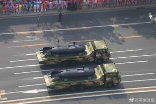 Un par de UUV HSU001 chinos en un desfile militar