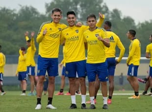 Pol Fernández, en medio de Vázquez y Zeballos, dos de los chicos de boca consolidados en Primera por Battaglia