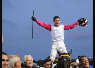 Octavio Arias al ganar el premio de Honor con 21 años en el Hipódromo de Palermo