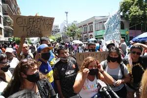Un grupo de manteros volvió a manifestarse en el barrio de Flores