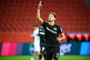 Lucas Alario marcó por duplicado en el triunfo de Bayer Leverkusen