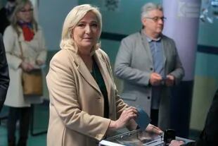 La líder de la extrema derecha francesa Marine Le Pen deposita su voto en la primera ronda de las elecciones presidenciales en un colegio electoralen Henin-Beaumont, en el norte de Francia. 