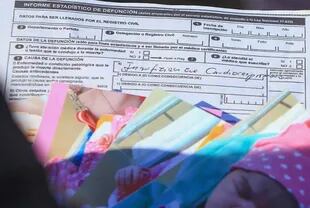 El certificado de defunción de uno de los bebés fallecidos en el Hospital Materno Neonatal 