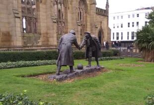 Otra escultura de Andy Edwards para conmemorar la tregua navideña. Esta se encuentra en Liverpool.