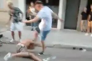 Feroz pelea entre jóvenes afuera de un boliche de San Pedro