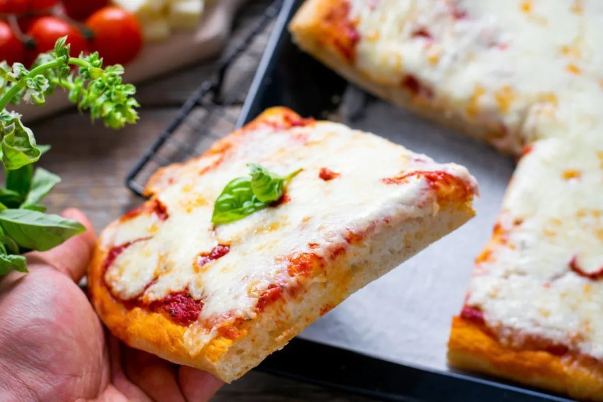 Pizza in teglia: cómo se prepara la particular receta según Donato de  Santis - LA NACION