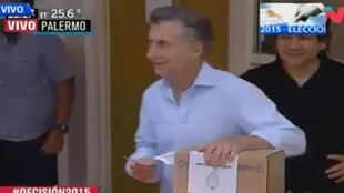 Macri repartió medialunas en la escuela donde votó