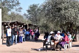 En el operativo sanitario N°23 en Chaco la gente espera a ser atendida haciendo fila