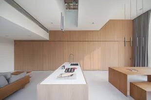 La cocina de IDIN Architects es más grande que los ejemplos anteriores e incluye una heladera completa, placares, horno y más, 