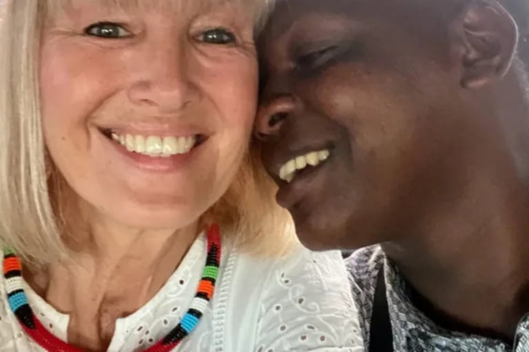 Lei è della California, ha viaggiato in Tanzania e ha sposato un uomo tribale di 30 anni più giovane: “Mi chiedono se sono la loro nonna”