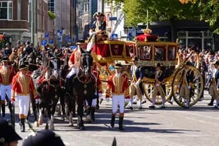 Los reyes y la princesa viajaron desde el palacio de Noordeinde hasta el Teatro Real (donde se llevó a cabo la ceremonia ya que la Sala de los Caballeros del Parlamento está en obra) en la Carroza de Cristal.