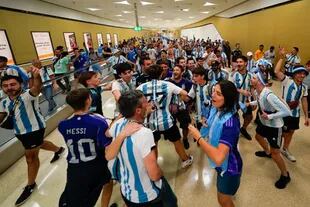Argentina vs PoloniaLos hinchas llegan en el Metro al estadio