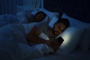 El uso del teléfono u otras pantallas en las horas previas al sueño está desaconsejado por los especialistas