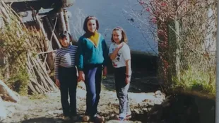 Lucía Helguera (en el centro) en el pueblo de su familia, donde sí hablaban asturiano