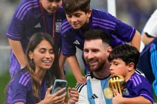 Lionel Messi, Anto Roccuzzo, Thiago, Mateo y Ciro se abrazan en una euforia infinita (AP Photo/Manu Fernandez)