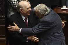 Vidas paralelas de dos expresidentes: histórico retiro de Sanguinetti y Mujica