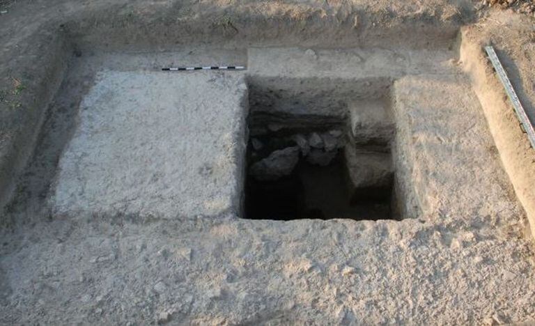 La trinchera de excavación muestra un pilar del acueducto inacabado