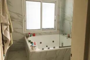 Uno de los baños principales cuenta con un cómodo jacuzzi