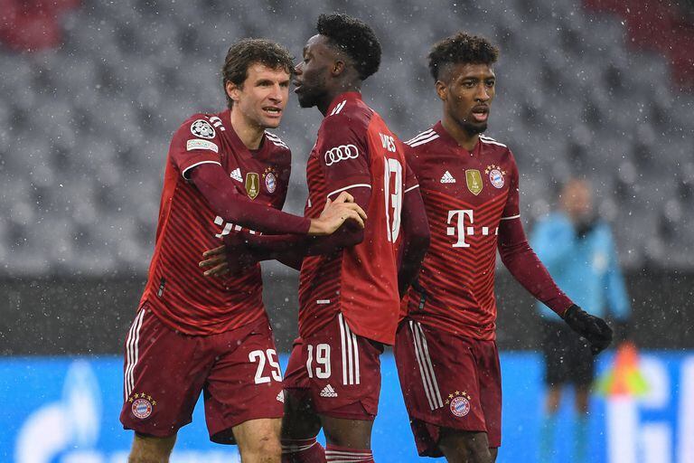 Muller celebra su gol junto a sus compañeros