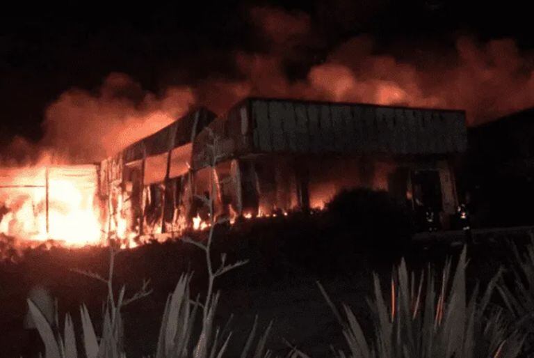 "Destrucción total". Se incendió una reconocida fábrica de embutidos en Tandil