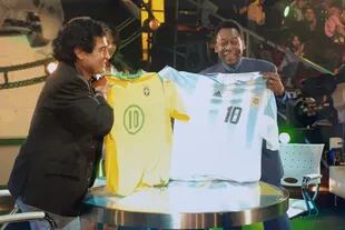 Maradona y Pelé con las camisetas de las selección brasileña y argentina, respectivamente